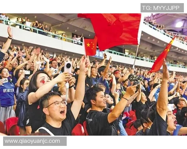 球迷在看台上表白成功，现场掌声雷动